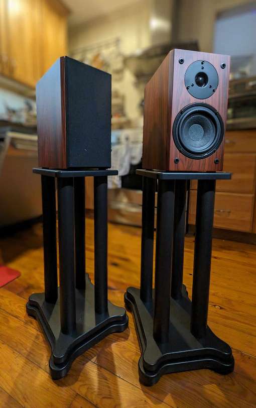 Image 2: It's easy to remove the front panel: without the cover, the veneered body can be perfectly showcased. Photo: Vera-Fi Audio, Texas